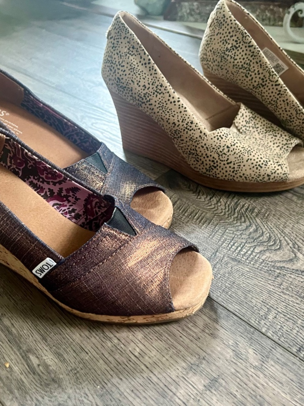 2 pair Tom’s wedge heels denim metallic copper and animal print EUC size 8 - Picture 3 of 13